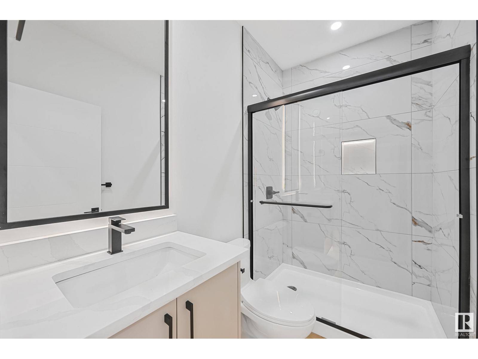 Fort Saskatchewan, AB T8L1Y4,285 MEADOWVIEW DR