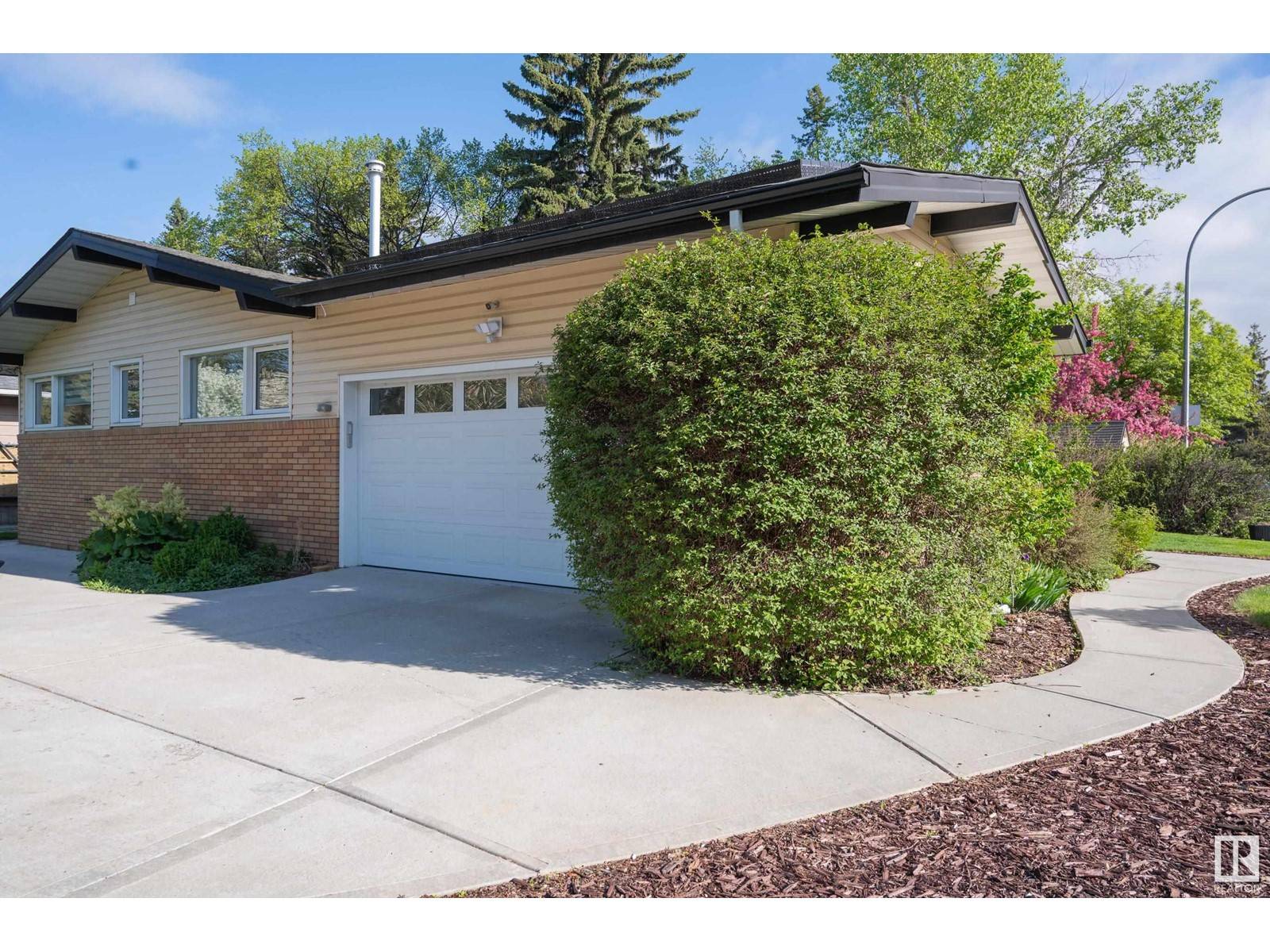 Edmonton, AB T5R0W6,9330 146 ST NW