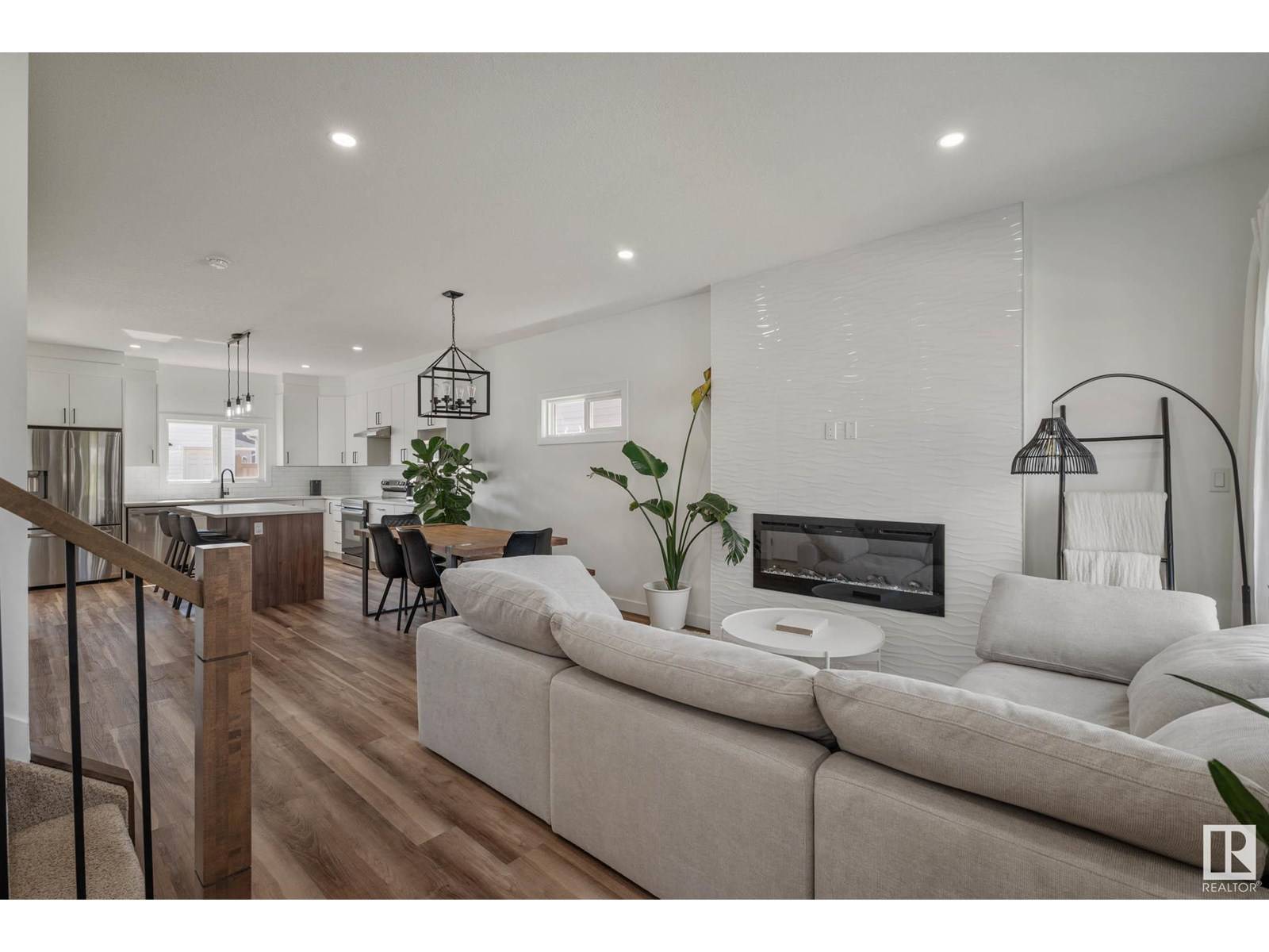 Edmonton, AB T5Y3W9,6035 180 AV NW