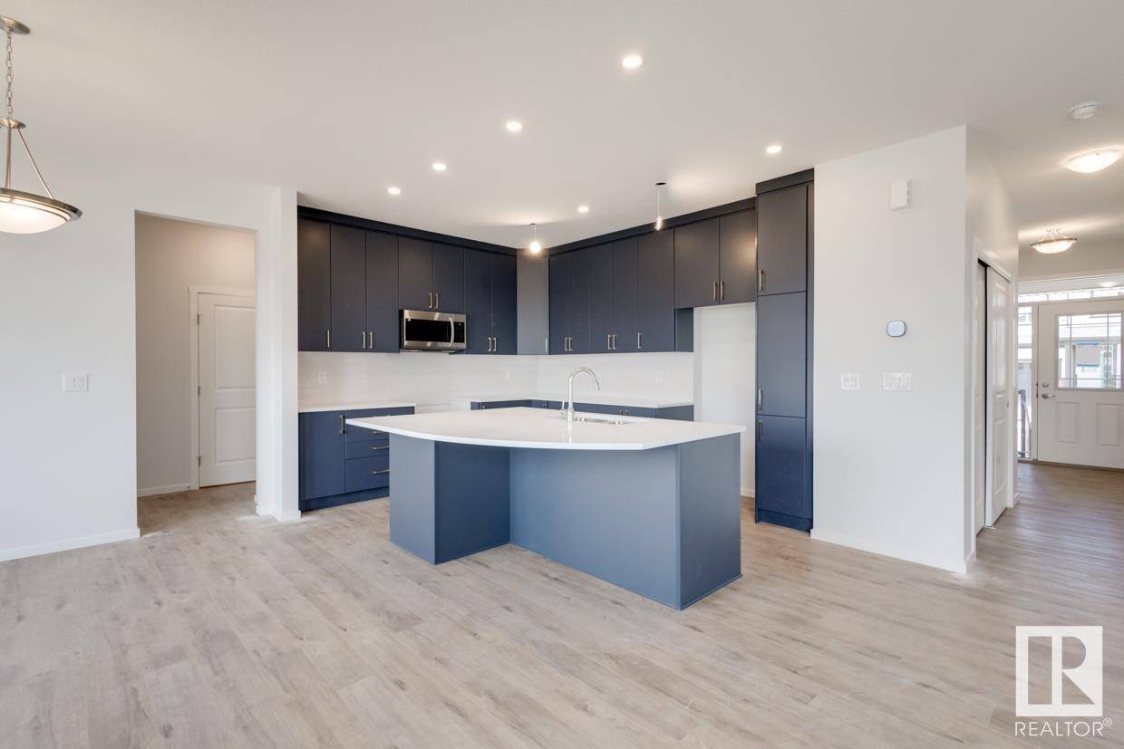 2040 209 ST NW, Edmonton, AB T6M2X6