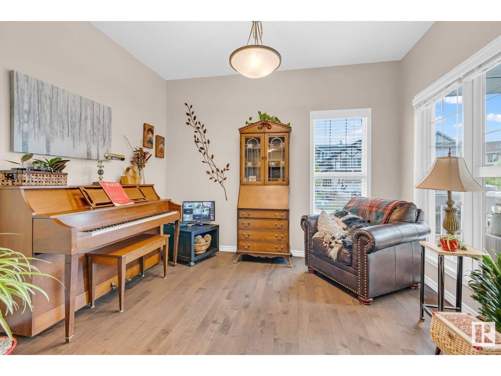 Edmonton, AB T6W0Y8,1426 CAREY WY SW
