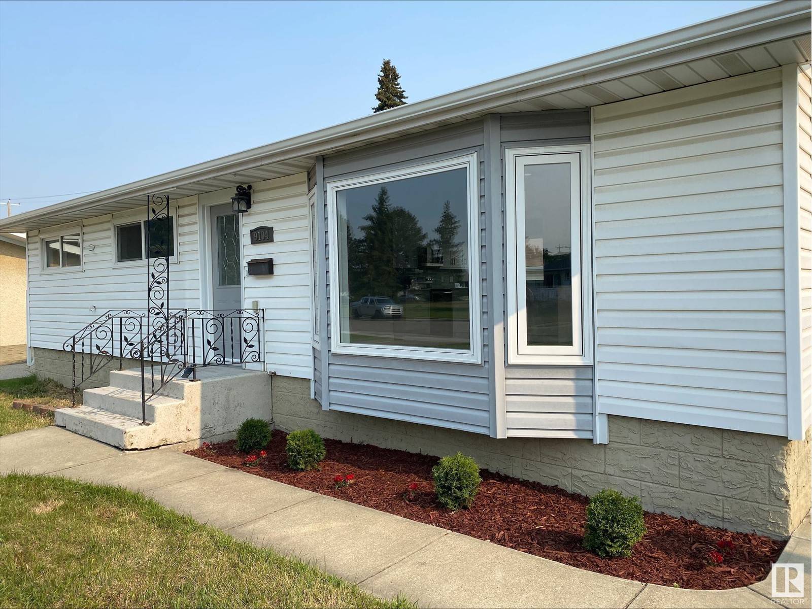 Edmonton, AB T5E0S2,9104 130 AV NW