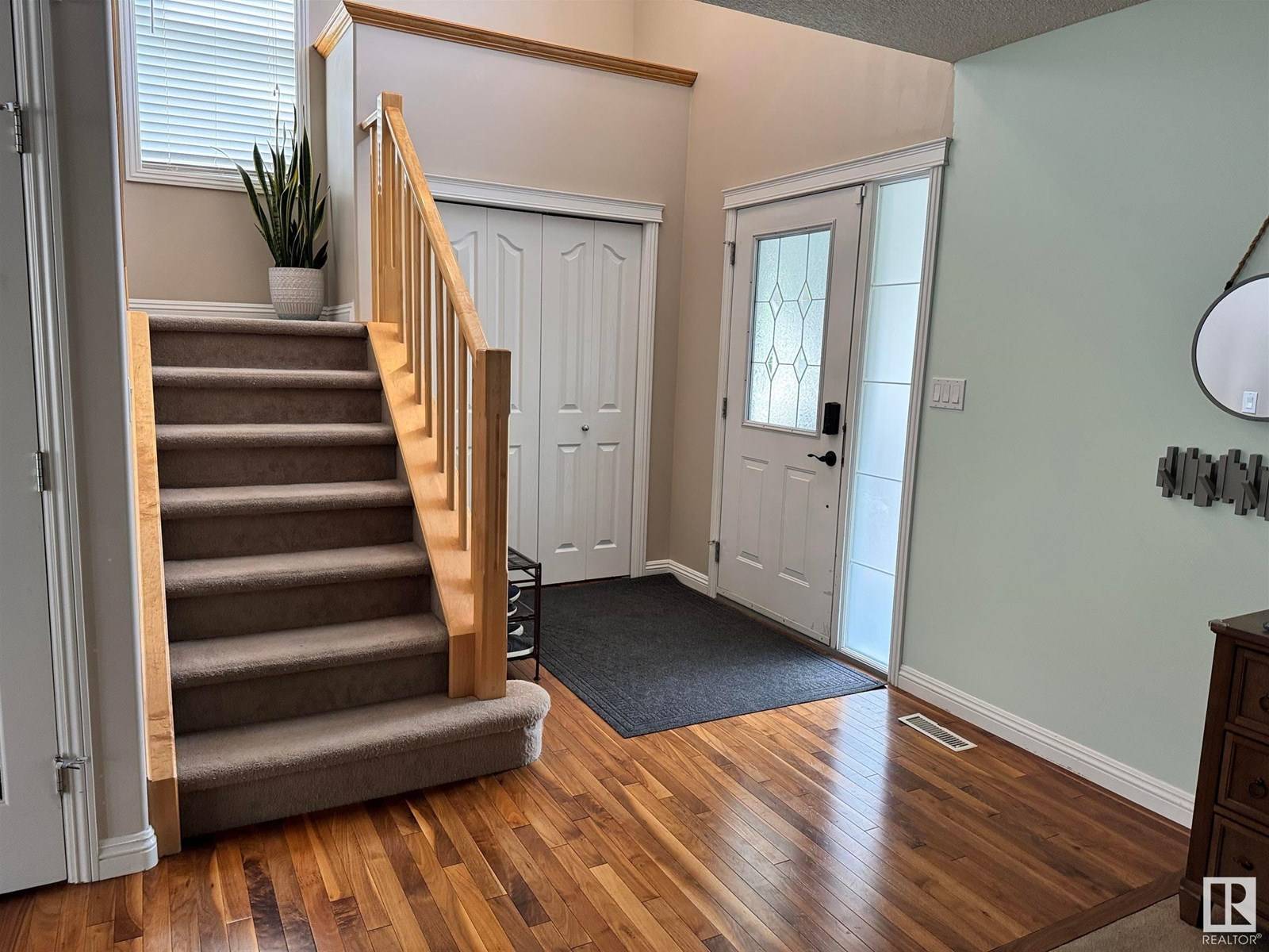 Edmonton, AB T5E6M2,9923 145 AV NW