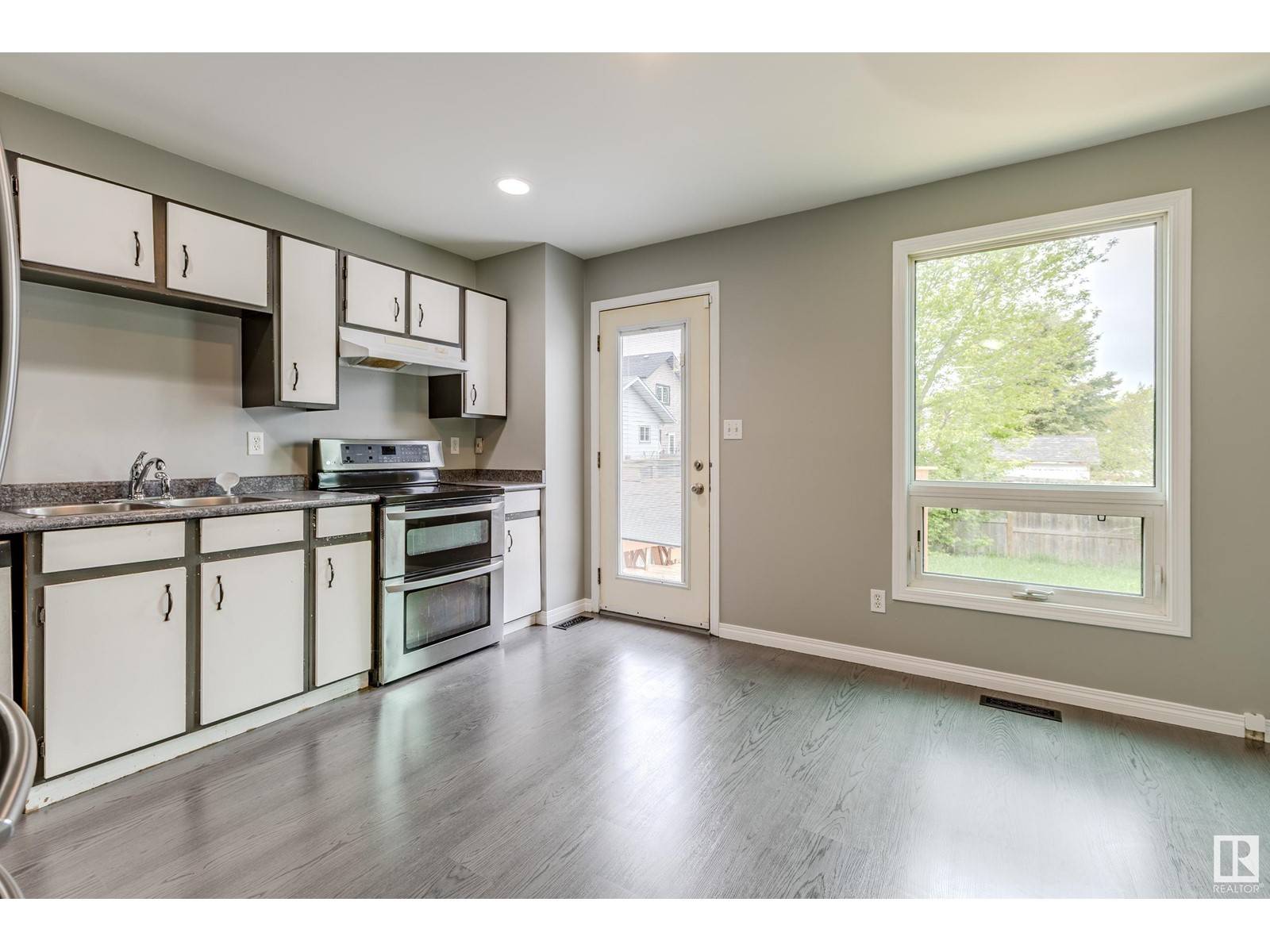 Morinville, AB T8R1E5,9808 107 ST