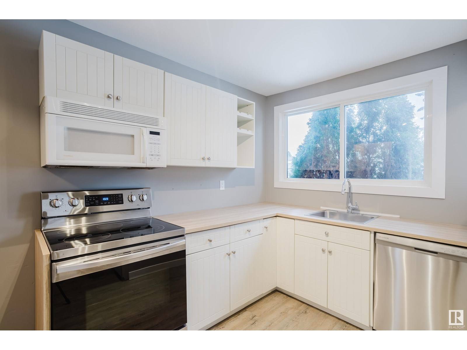 Edmonton, AB T6H1M7,10673 62 AV NW
