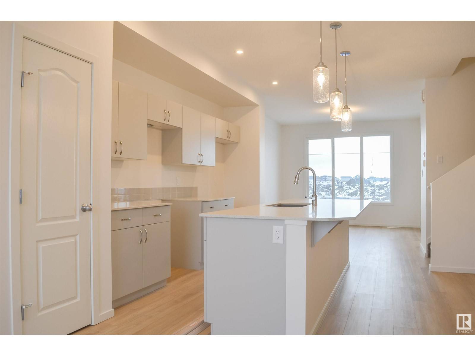 Edmonton, AB T5Y4B7,4611 177 AV NW