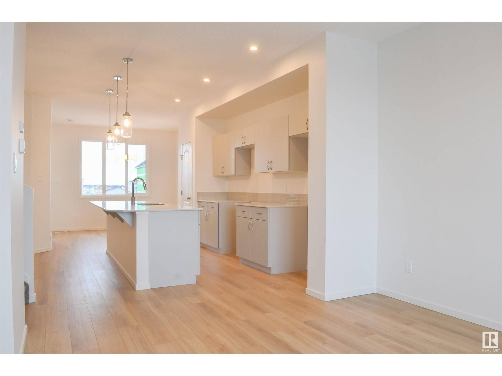Edmonton, AB T5Y4B7,4619 177 AV NW