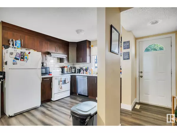 Edmonton, AB T6L2C1,5526 19A AVE NW NW