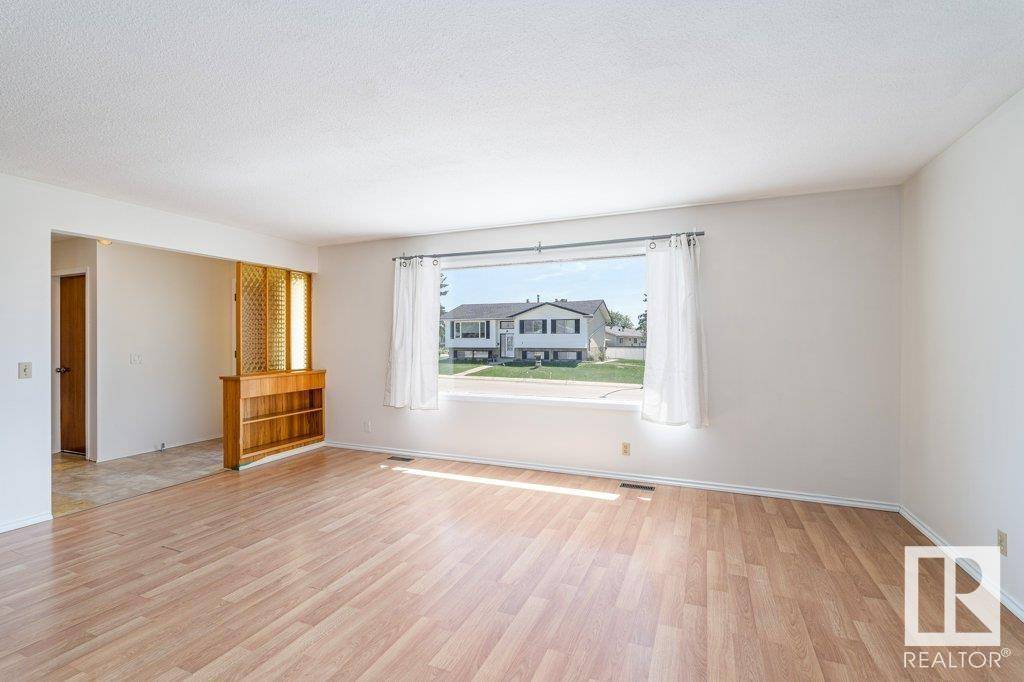 Edmonton, AB T5E2K6,9508 147 AV NW
