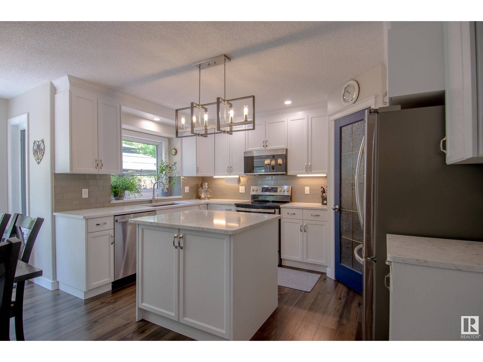 Edmonton, AB T6T1G9,2863 44 AV NW