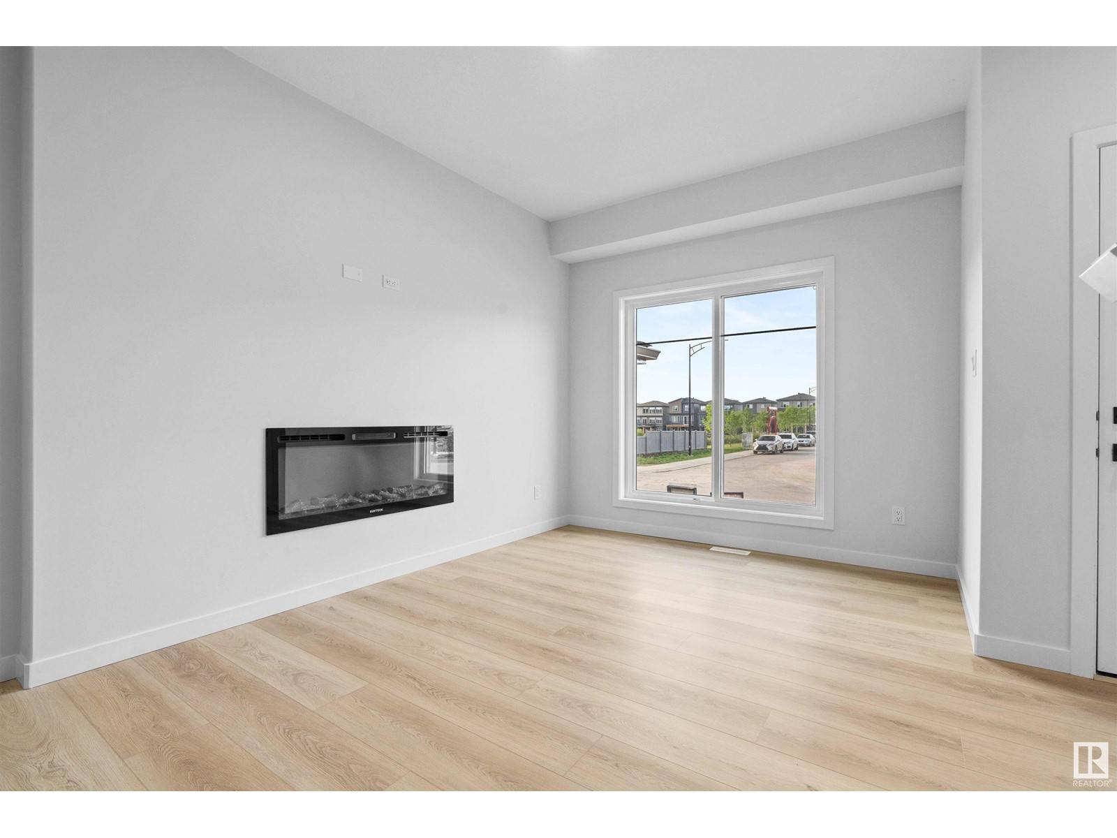 Edmonton, AB T6W5J3,6373 KING WD SW