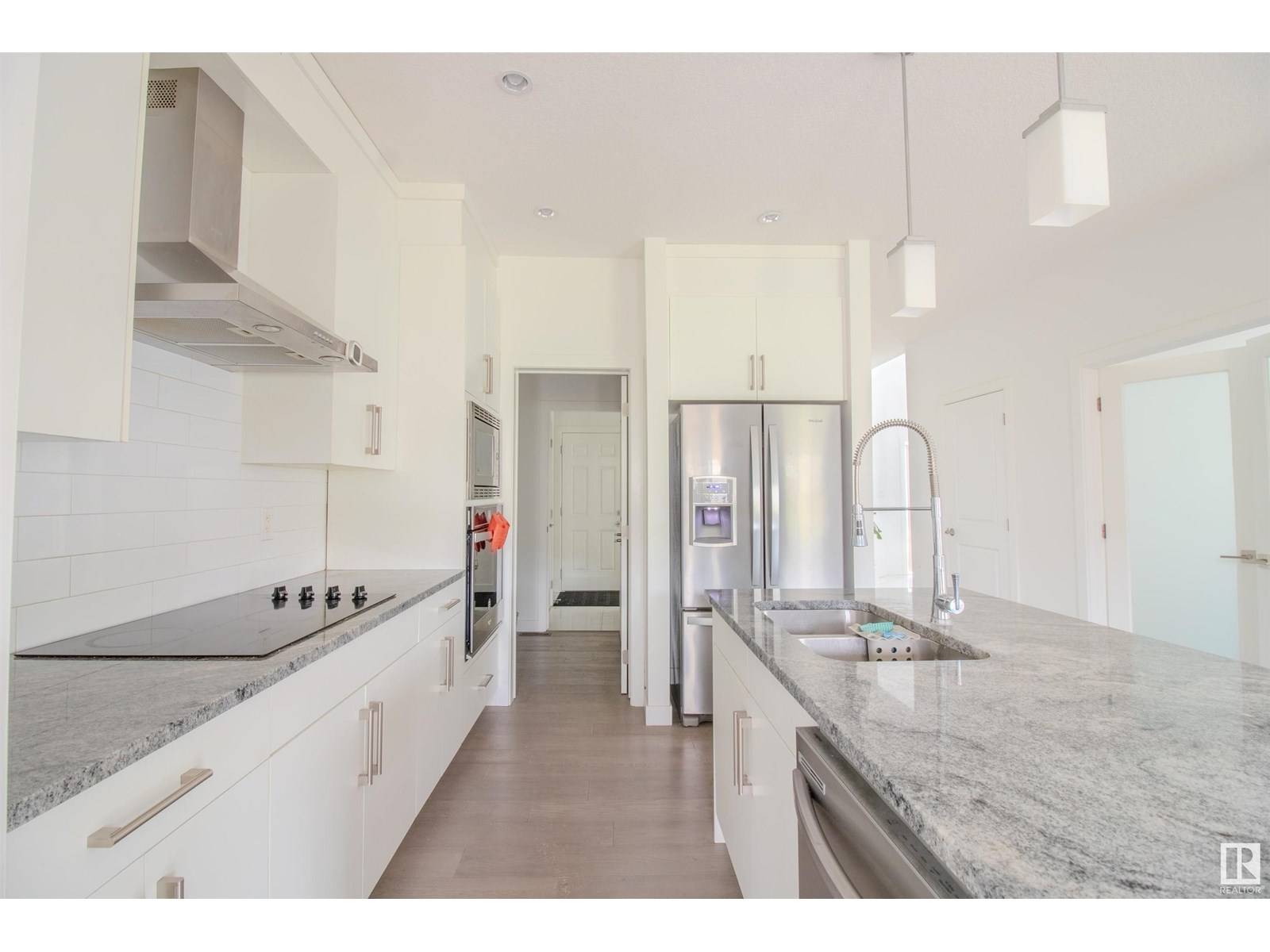 Edmonton, AB T5Y0Z5,1124 152 AV NW