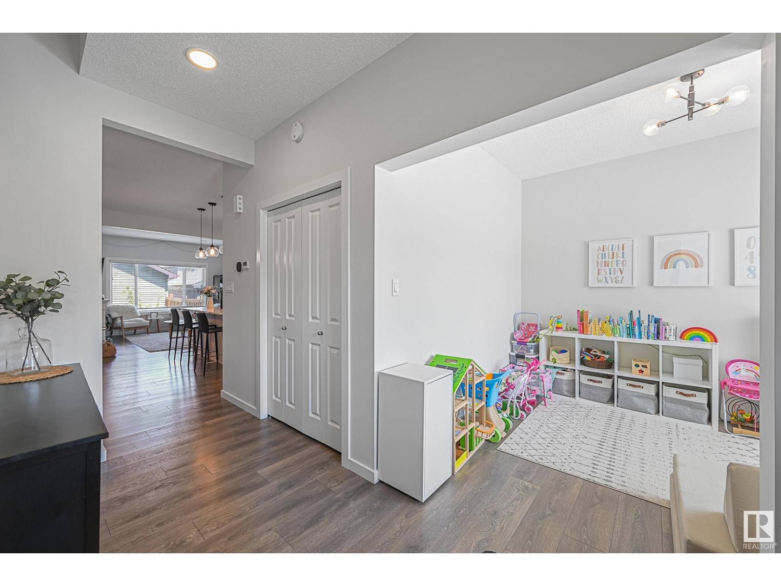 Edmonton, AB T5T1K8,22128 87 AV NW