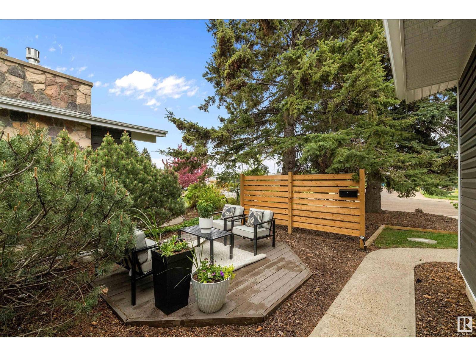 Edmonton, AB T6B1C7,6916 97 AV NW