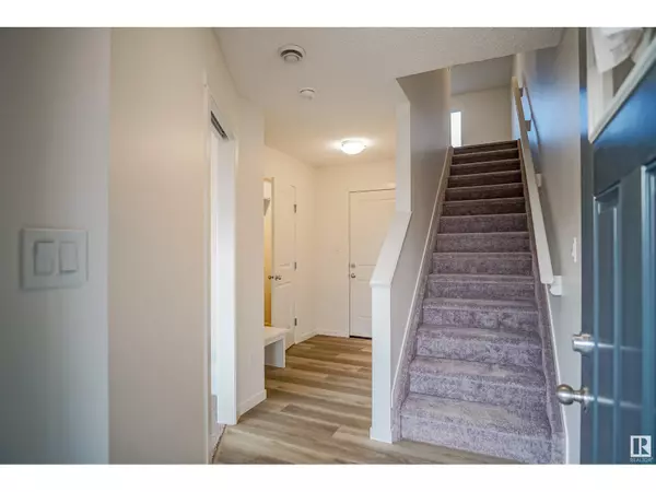 Edmonton, AB T6T2N8,519 ASTER DR NW