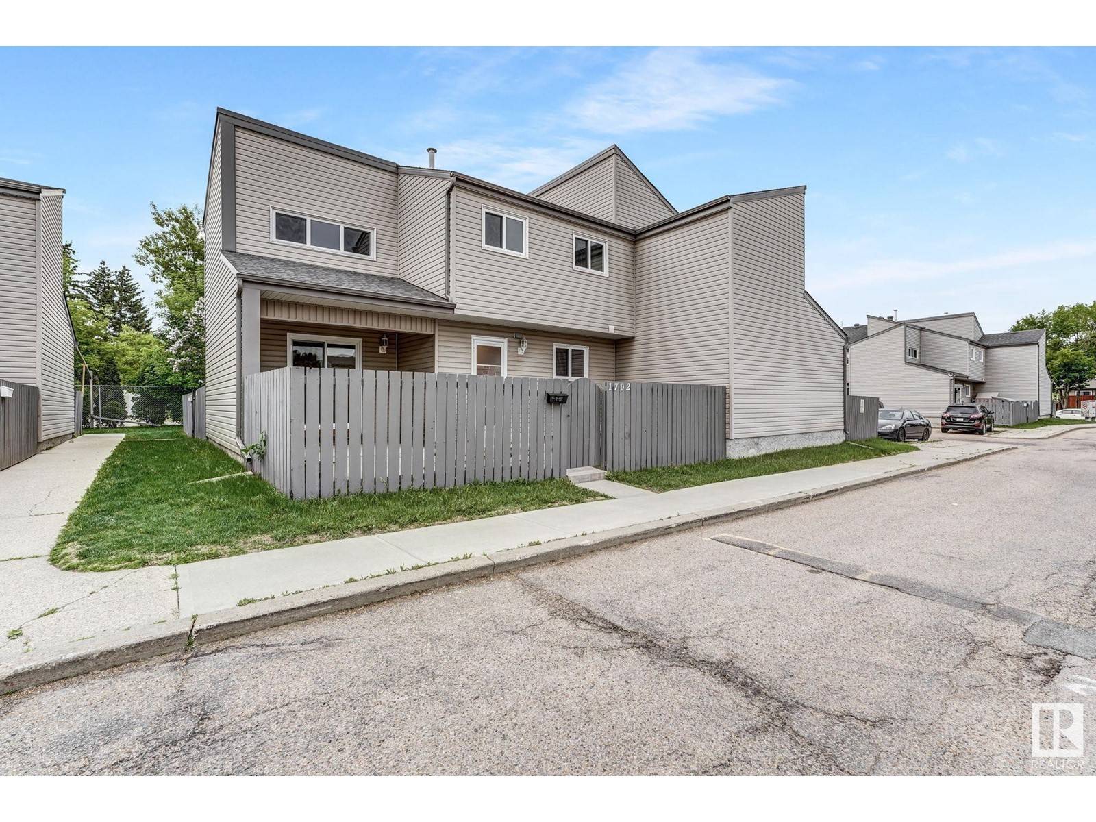 Edmonton, AB T6K3H5,1702 Lakewood RD S NW