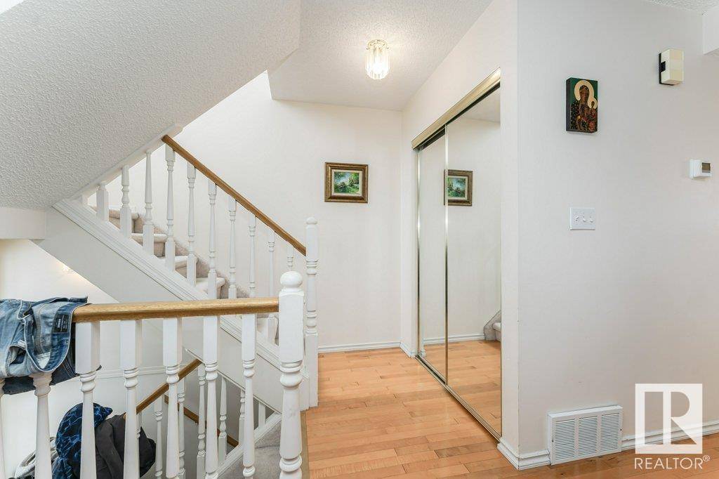 Edmonton, AB T6J6Z1,#124 11115 9 AV NW