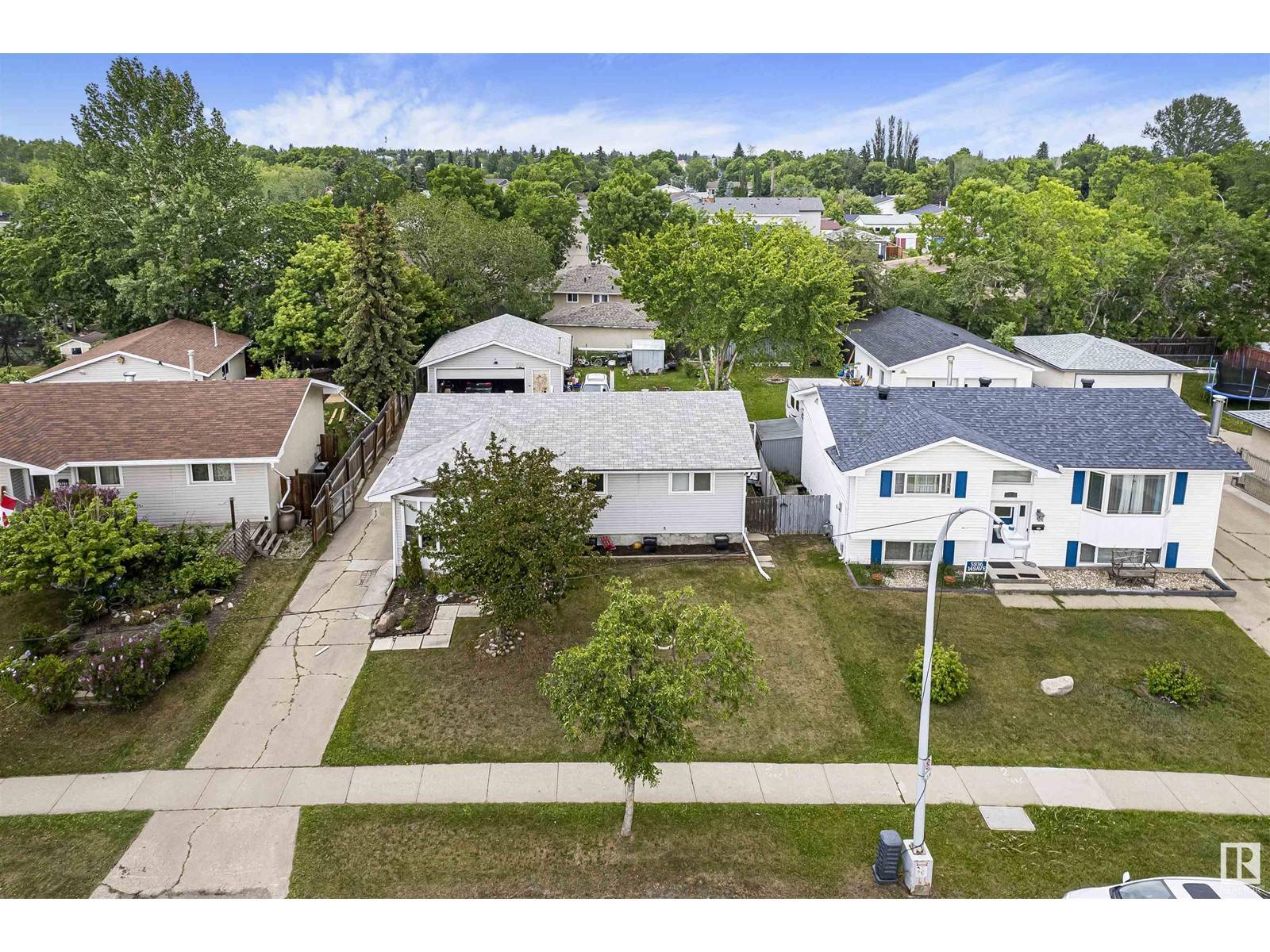 Edmonton, AB T5A1V6,5940 149 AV NW