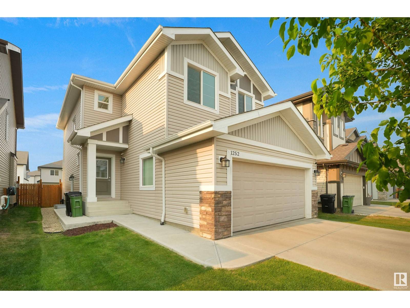 Edmonton, AB T6T2E5,1252 25 AV NW