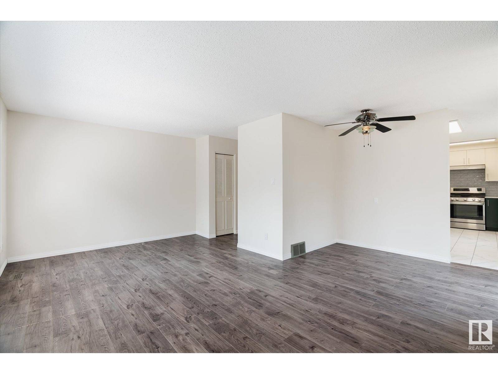 Edmonton, AB T6K2K9,7061 32 AV NW