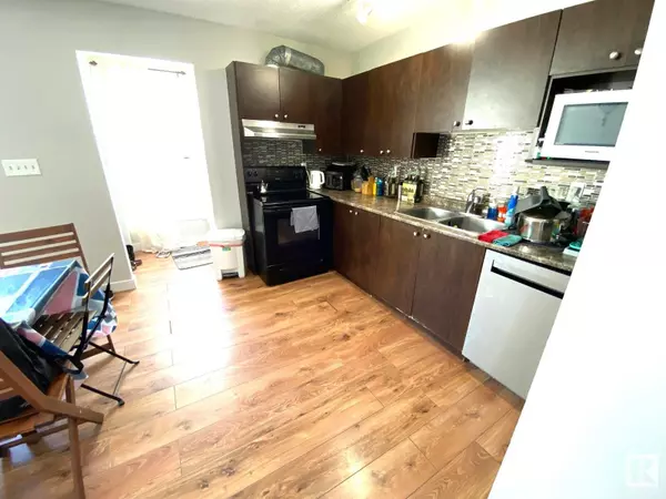 Edmonton, AB T6J4J6,10480 28A AV NW