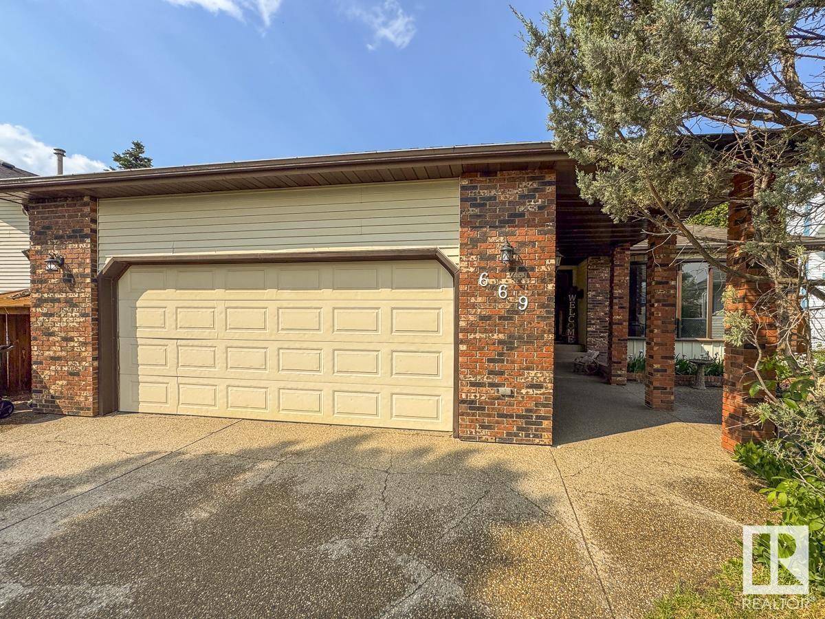 669 VILLAGE DR, Sherwood Park, AB T8A4N2