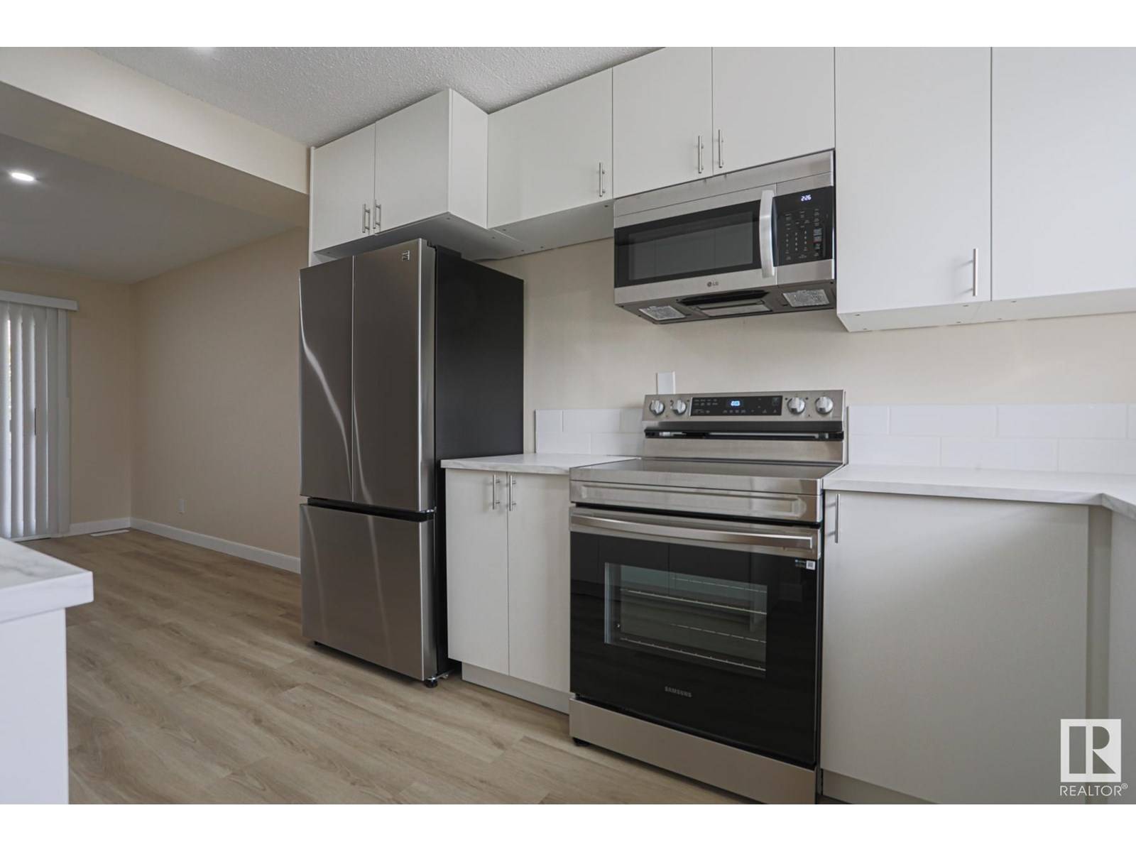 Edmonton, AB T5A3R3,5534 145 AV NW