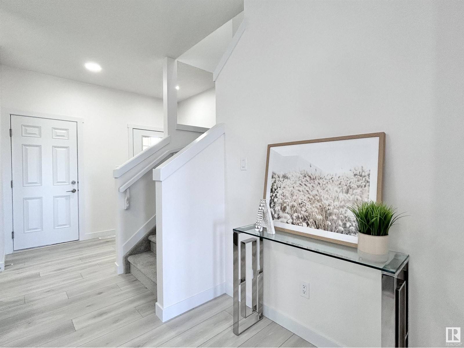 Edmonton, AB T6M1M2,19706 29 AV NW