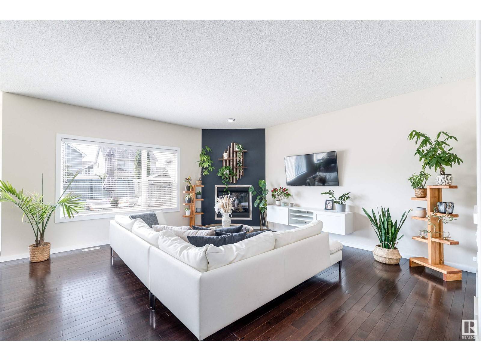 Edmonton, AB T6X1J6,8715 10 AV SW