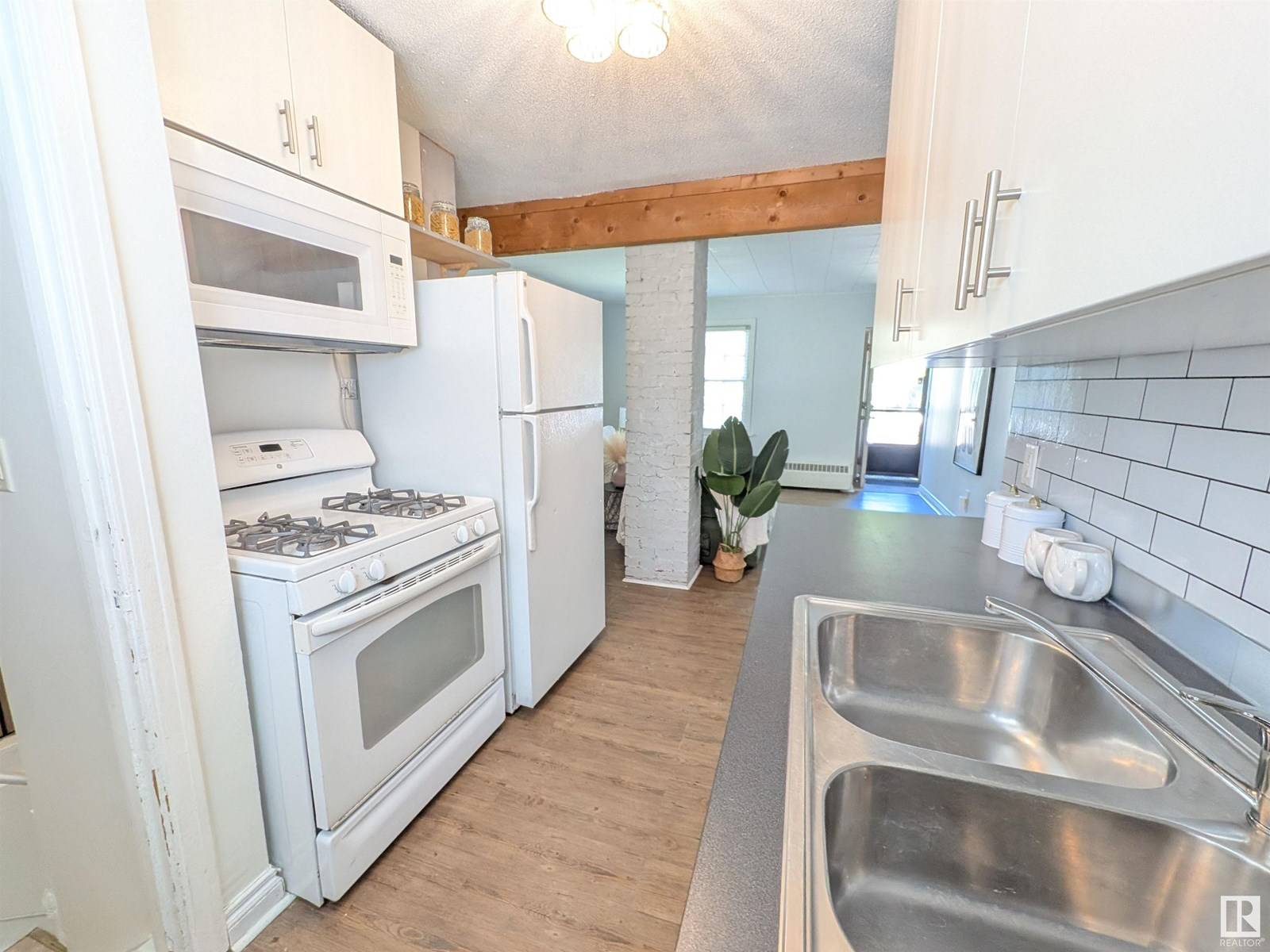 Edmonton, AB T6E1L6,10633 76 AV NW