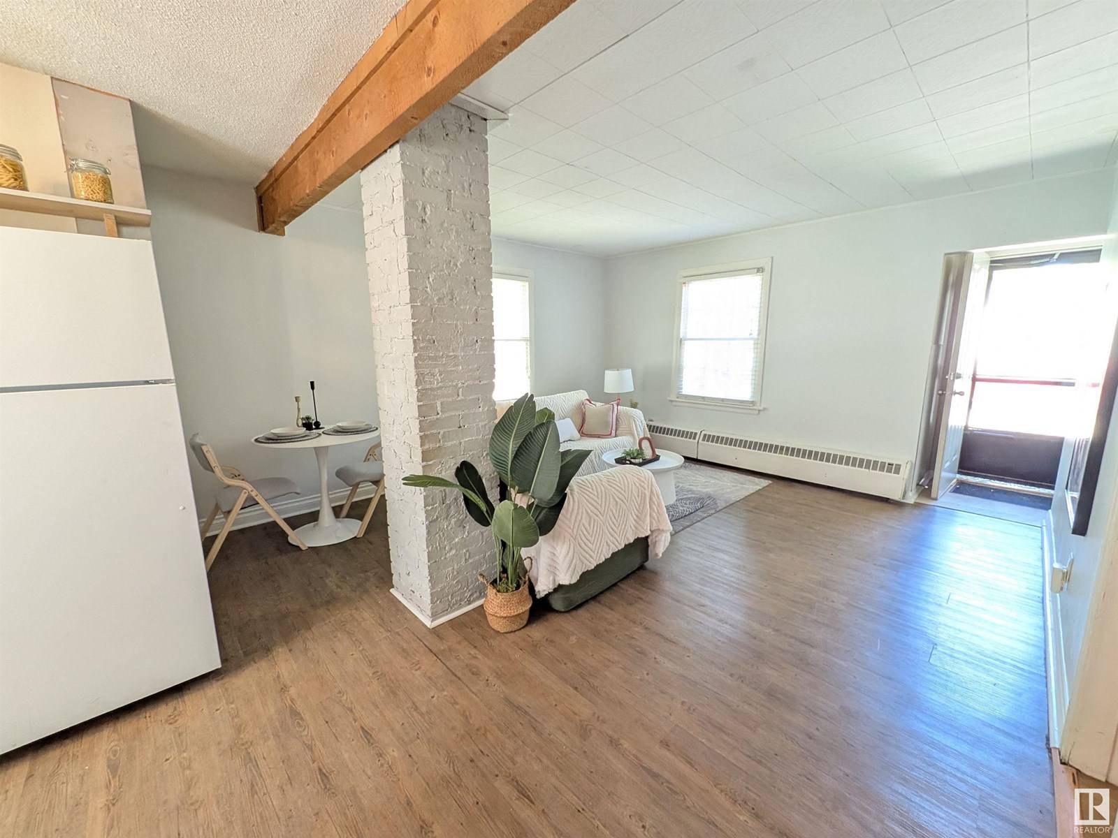 Edmonton, AB T6E1L6,10633 76 AV NW