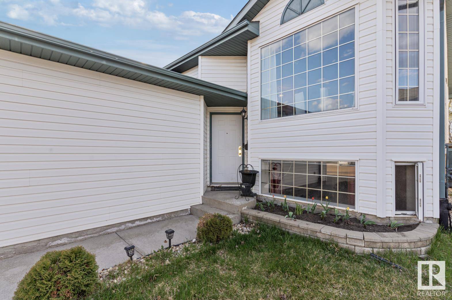 Edmonton, AB T6L7A1,4030 37A Avenue NW