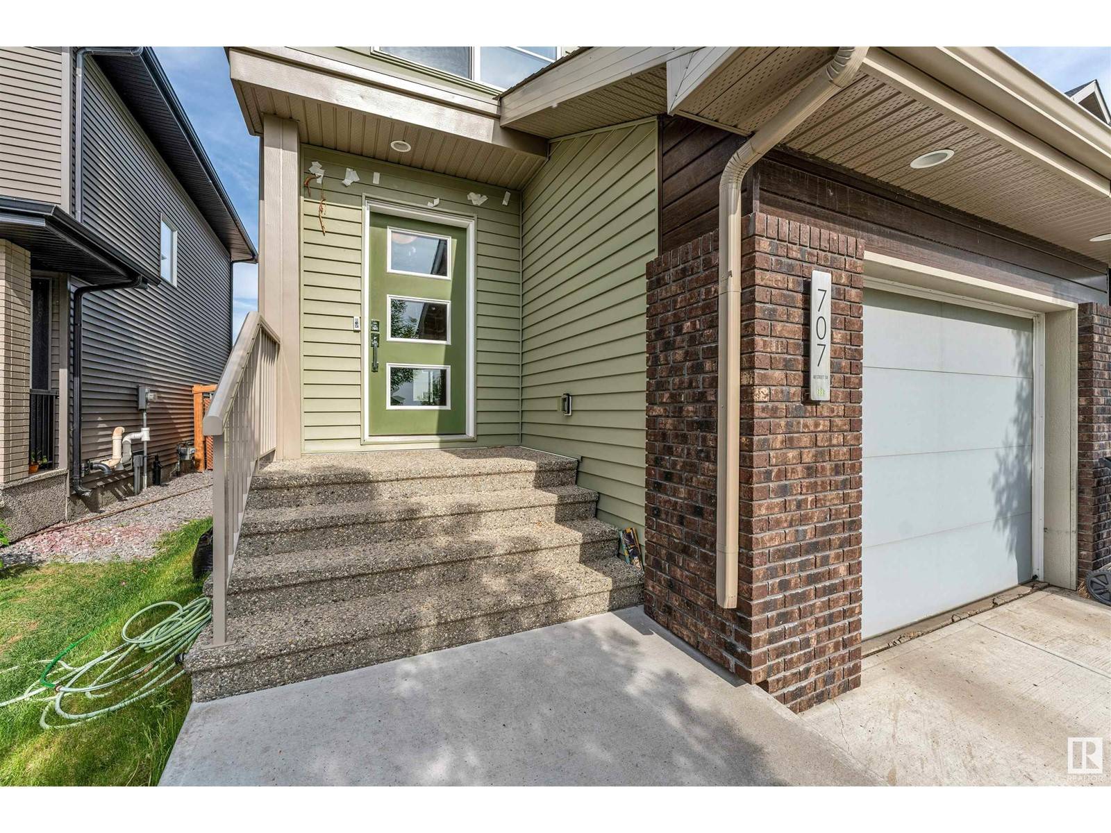 Edmonton, AB T6X2G4,707 40 ST SW