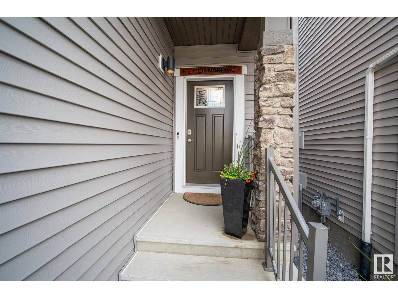 Edmonton, AB T6M1K3,20023 26 AV NW