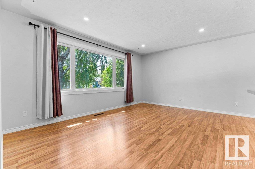 Edmonton, AB T5L4B1,12916 136 AV NW