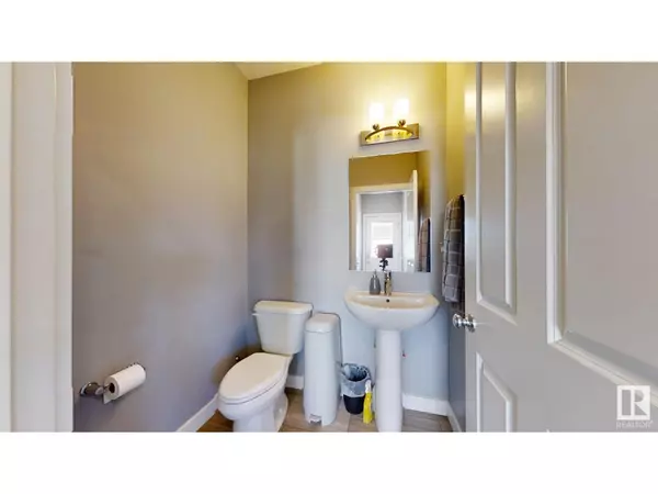 Edmonton, AB T6T2E7,252 41 AV NW