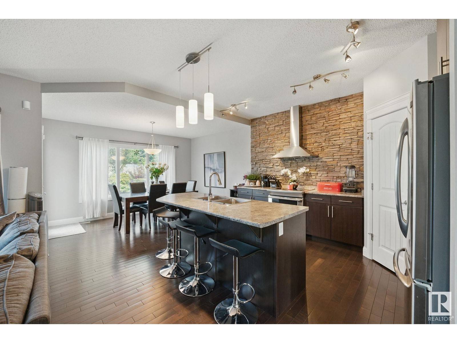 Edmonton, AB T6W0N3,1462 114B ST SW