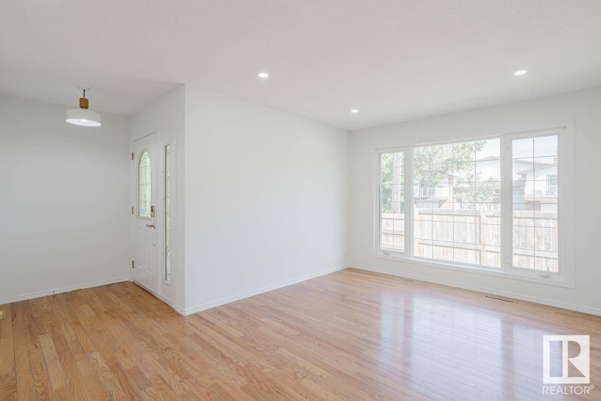 Edmonton, AB T5E0H3,9307 128 AV NW
