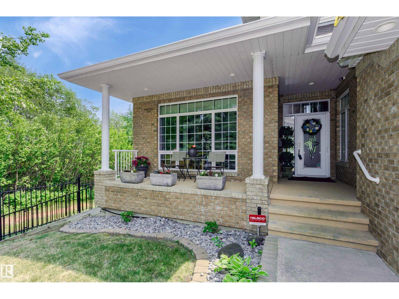 Edmonton, AB T6R2M7,#2 735 Butterworth DR NW NW