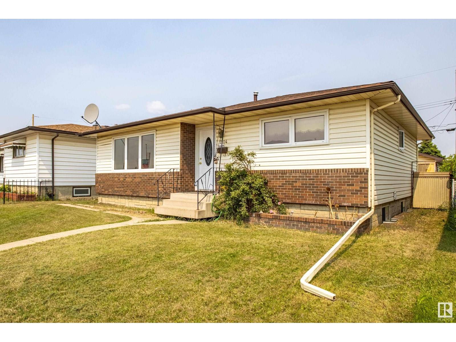 Edmonton, AB T5C2A6,7104 132 AV NW NW