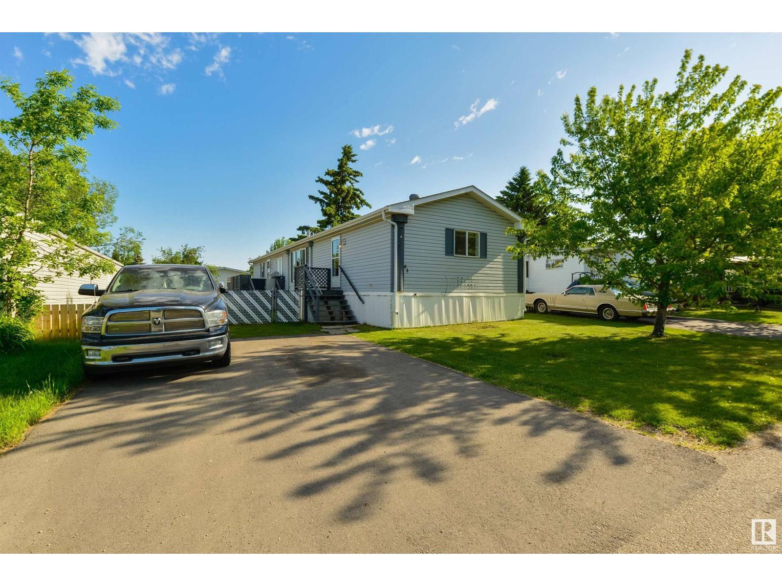 Edmonton, AB T6P1C2,64 Rim RD NW