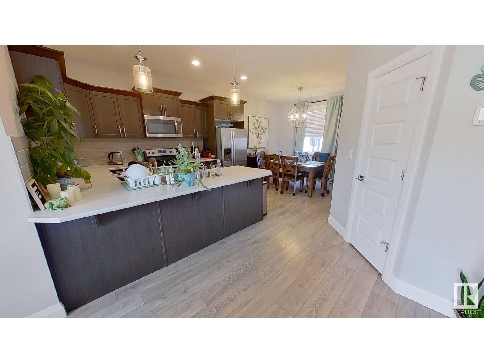 Edmonton, AB T6X2G6,3632 8 AV SW