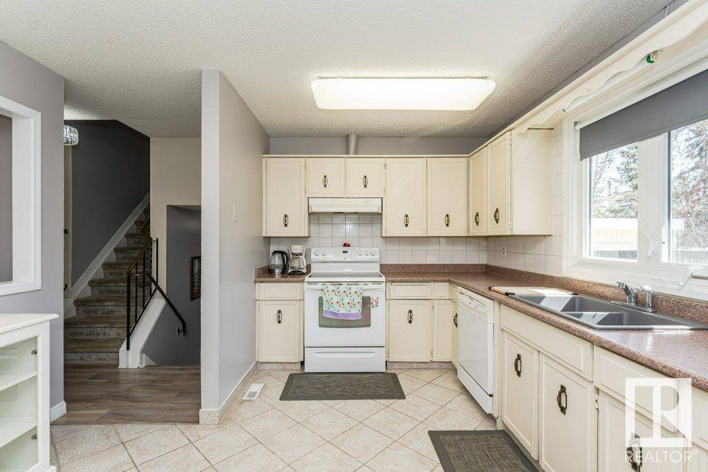 Edmonton, AB T6J3M4,11245 34A AV NW