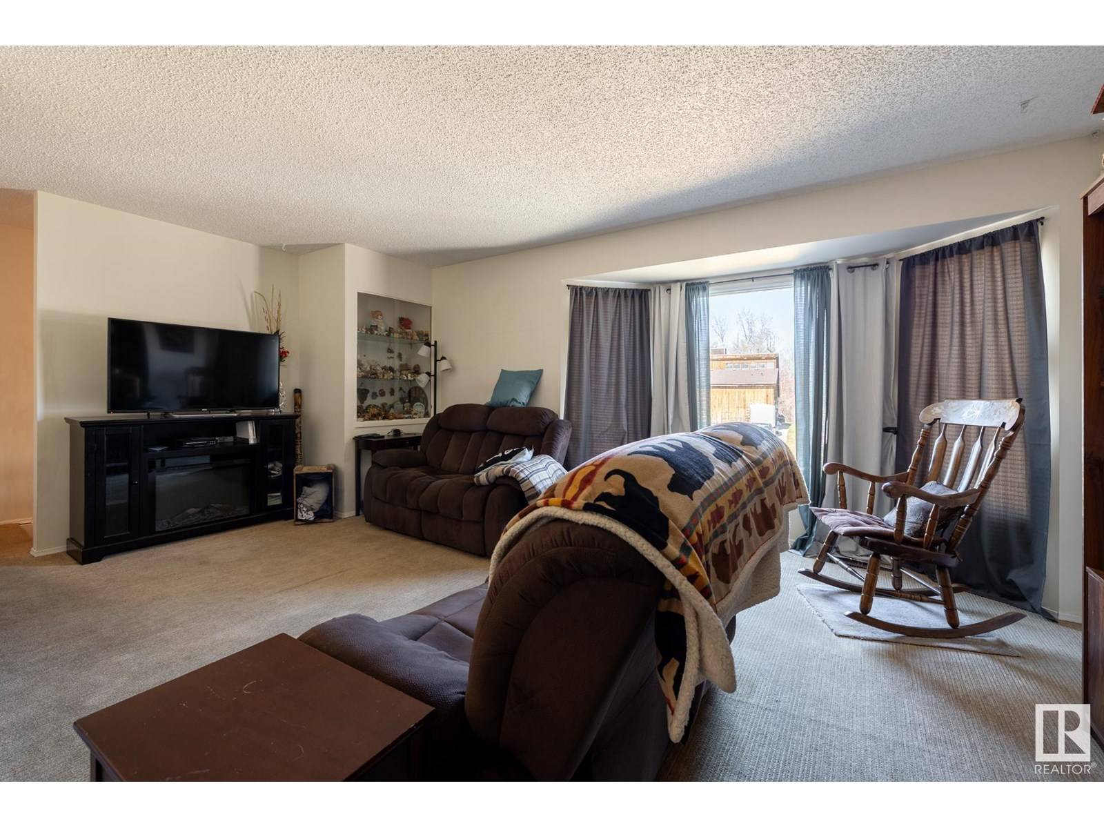 Edmonton, AB T6L2Z4,4639 17 AV NW