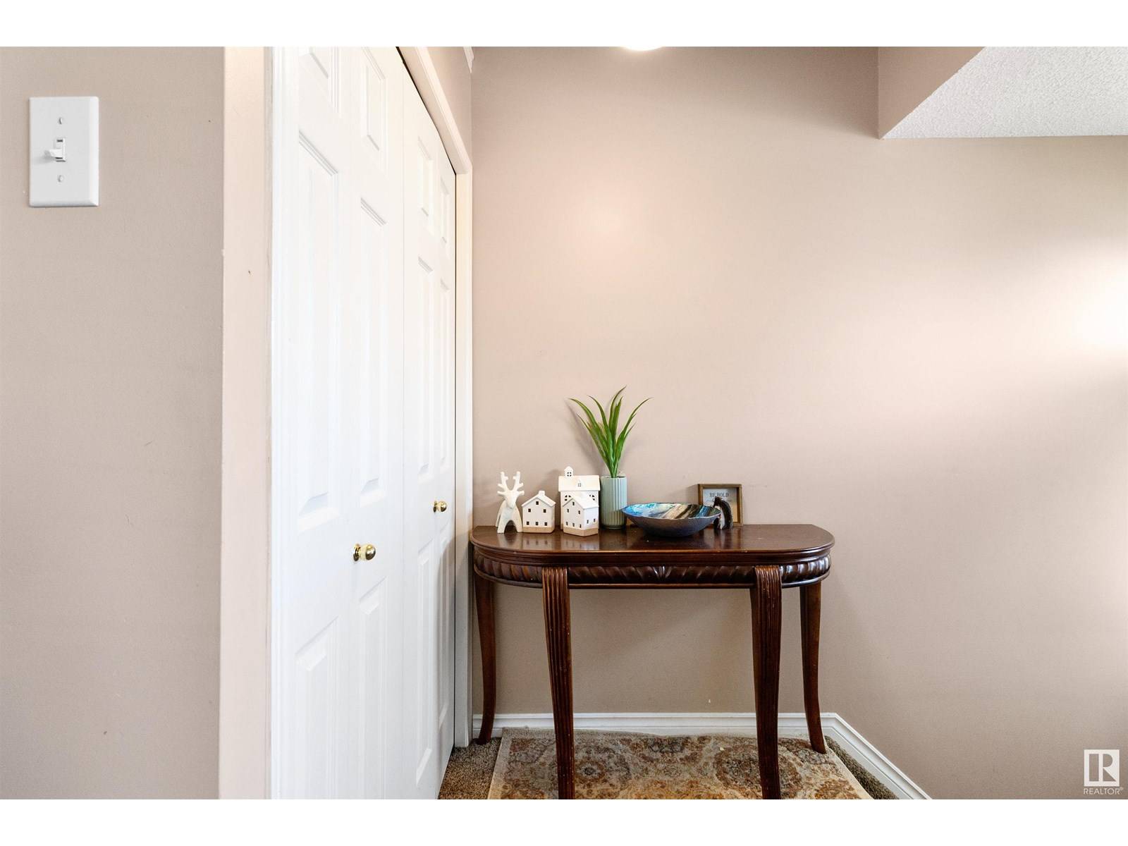 Edmonton, AB T5Y2Z8,4509 150 AV NW