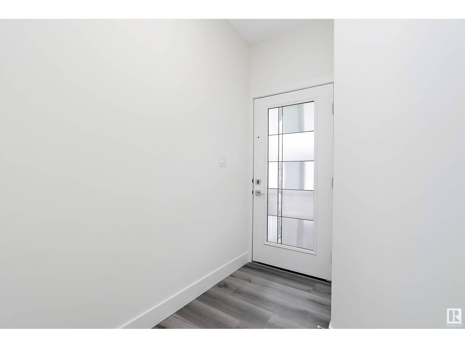 Edmonton, AB T6M2M7,2532 210 ST NW
