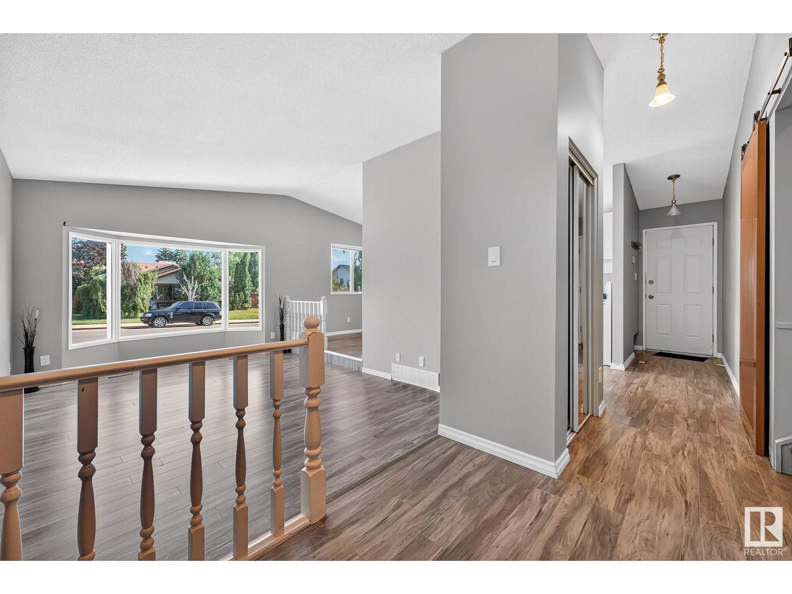 Edmonton, AB T6M1Y4,18419 57 AV NW
