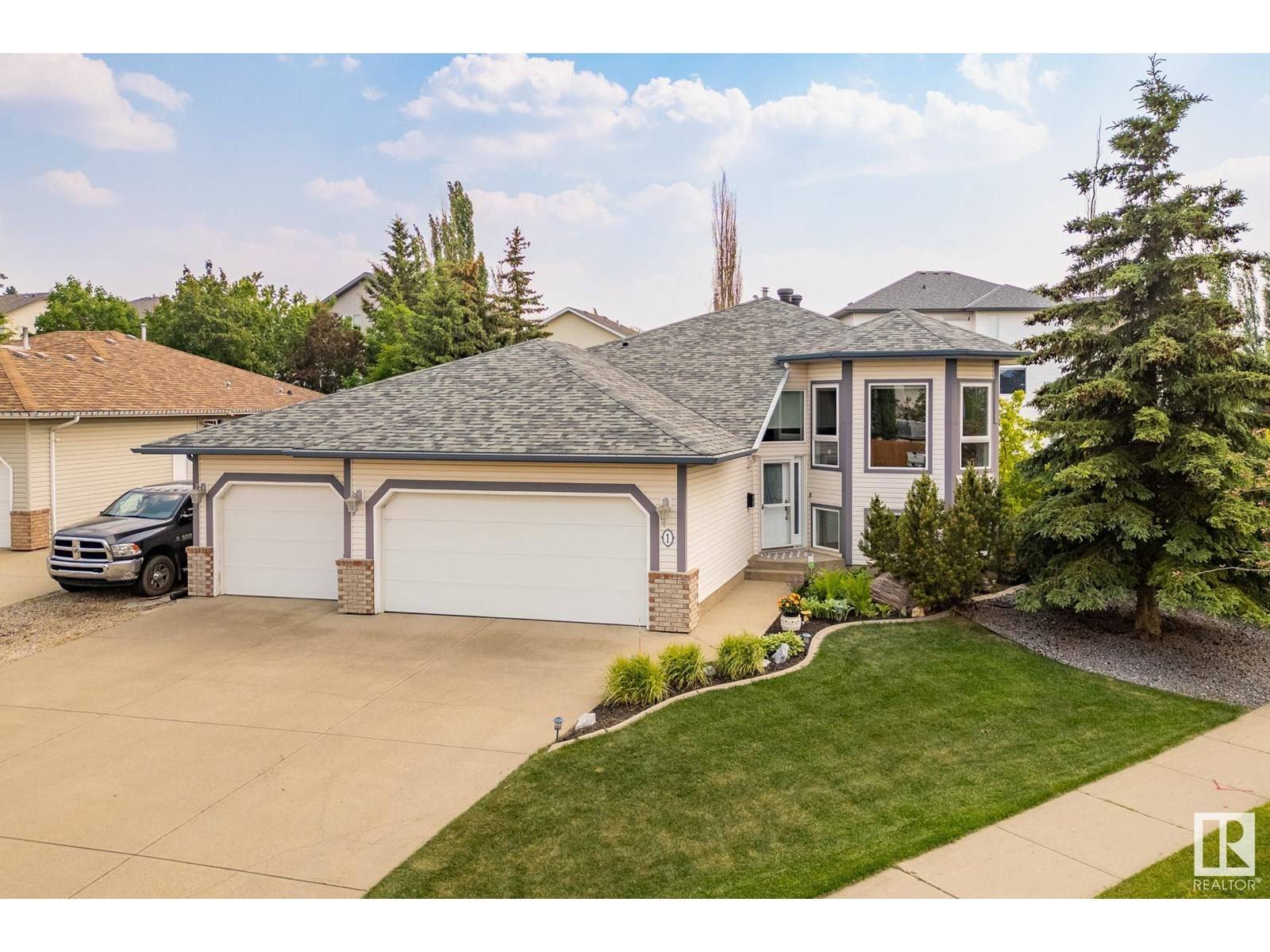 1 HIGHLAND WY, Sherwood Park, AB T8A5R6