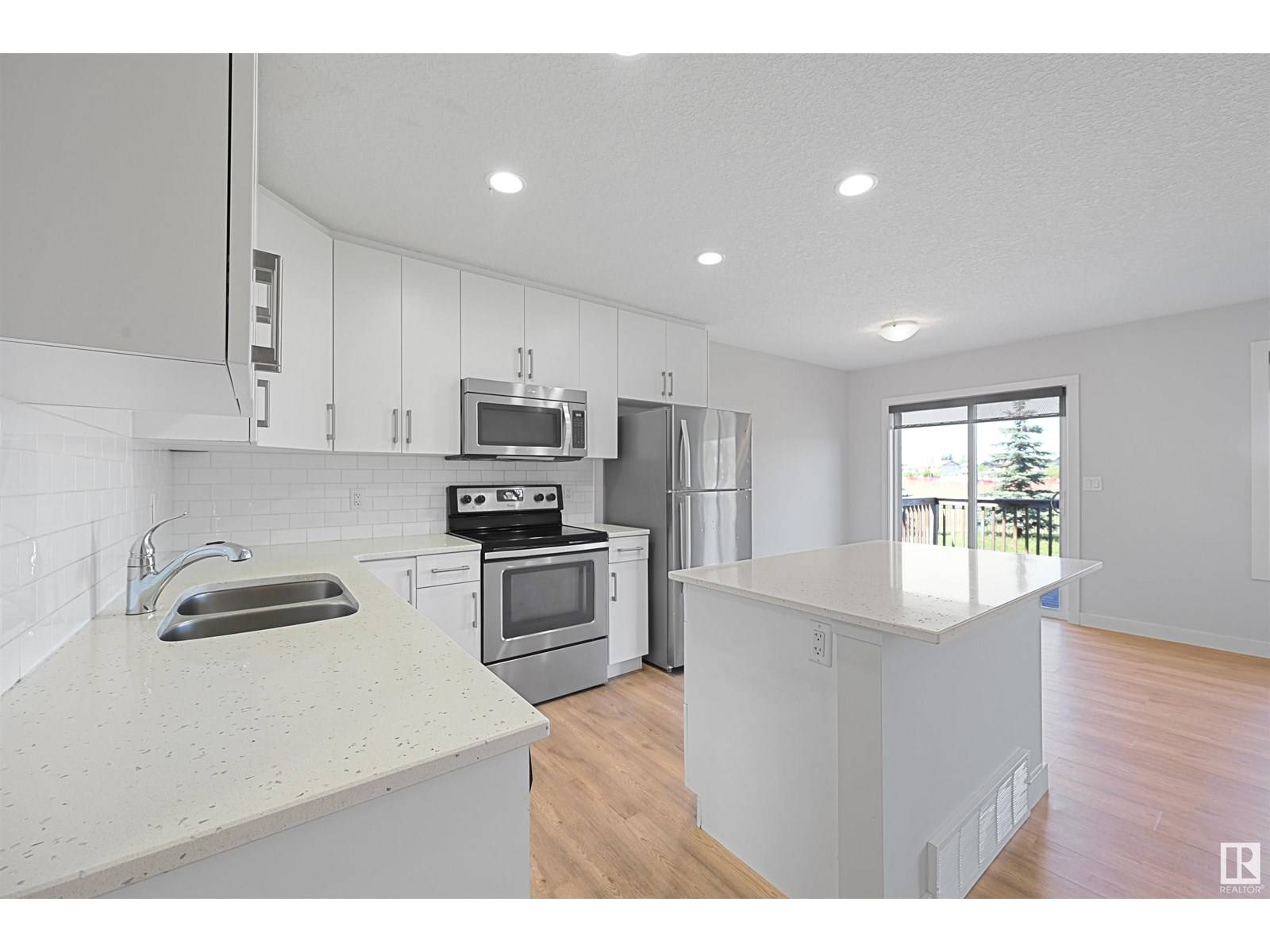Edmonton, AB T6R0V1,7096 SOUTH TERWILLEGAR DR NW