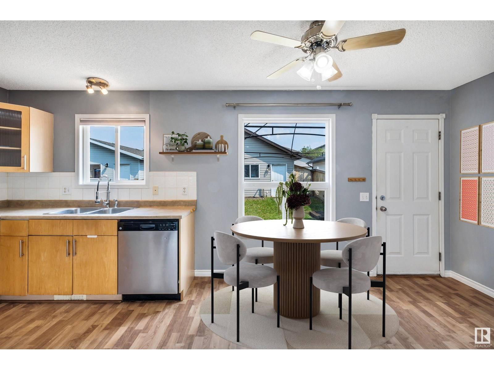 Edmonton, AB T6M2Z2,5915 204 ST NW